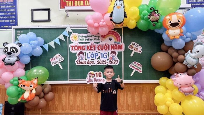 Trang trí bảng tổng kết năm học với phụ kiện lấp lánh