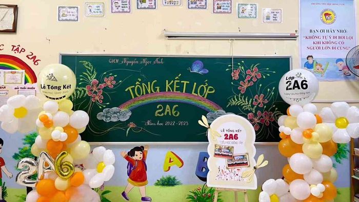 Trang trí bảng tổng kết năm học với phụ kiện rực rỡ màu sắc