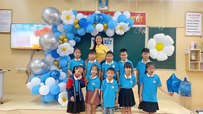 Trang trí bảng tổng kết năm học sử dụng phụ kiện màu xanh tươi
