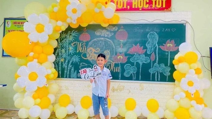 Trang trí bảng tổng kết năm học sử dụng phụ kiện đẹp mắt