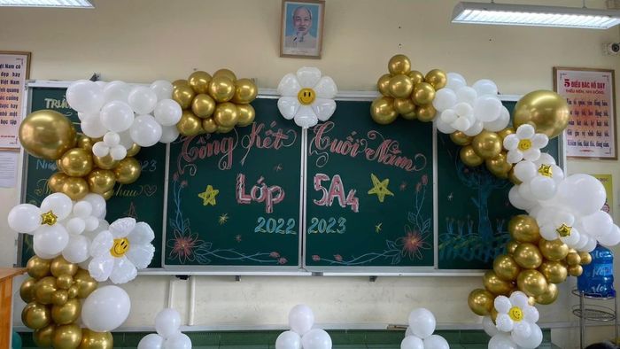 Trang trí bảng tổng kết năm học bằng phụ kiện xinh xắn