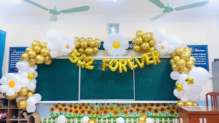 Trang trí bảng tổng kết năm học với phụ kiện tone màu vàng rực rỡ