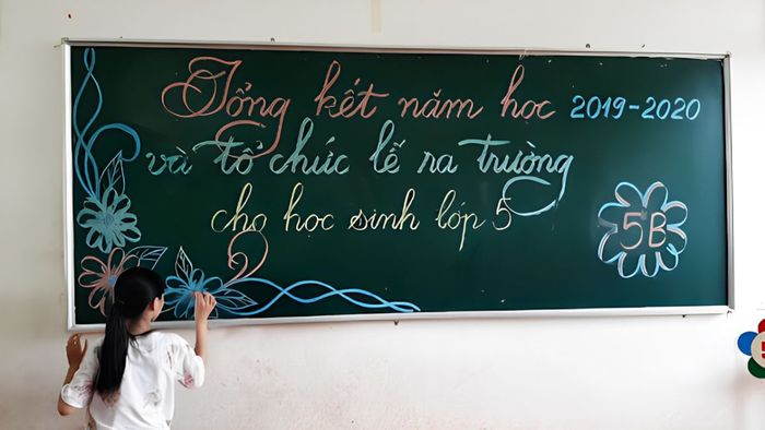 Trang trí bảng tổng kết năm học bằng phấn đẹp mắt