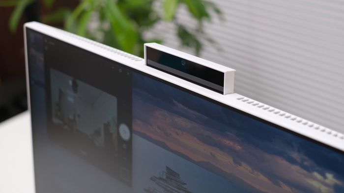Camera AI thông minh (ASUS AiSense) giúp nâng cao chất lượng video call trên ASUS V440 với các tính năng hiện đại.