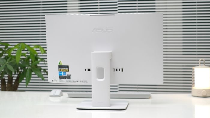 ASUS V440 được trang bị tất cả các cổng kết nối cần thiết, mang đến khả năng kết nối linh hoạt và tiện lợi.