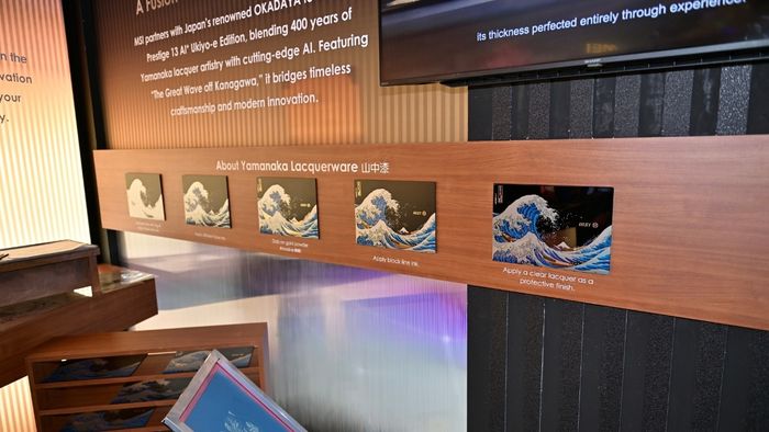 Điểm đặc biệt của Prestige 13 AI+ Ukiyo-e chính là tác phẩm nghệ thuật độc đáo trên thân máy, thể hiện sự tinh tế trong từng lớp sơn mài.