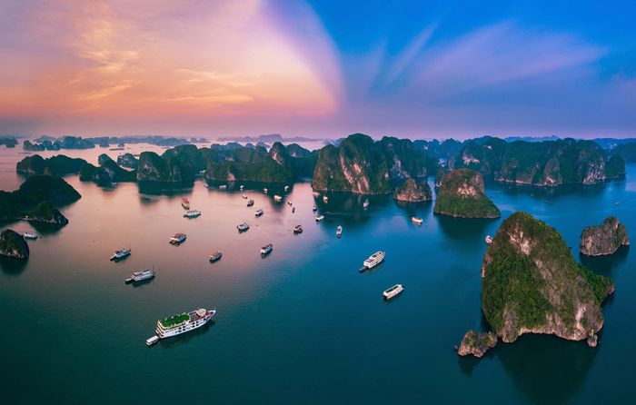 Bản đồ du lịch Việt Nam với những điểm đến đặc sắc kéo dài từ Bắc vào Nam.