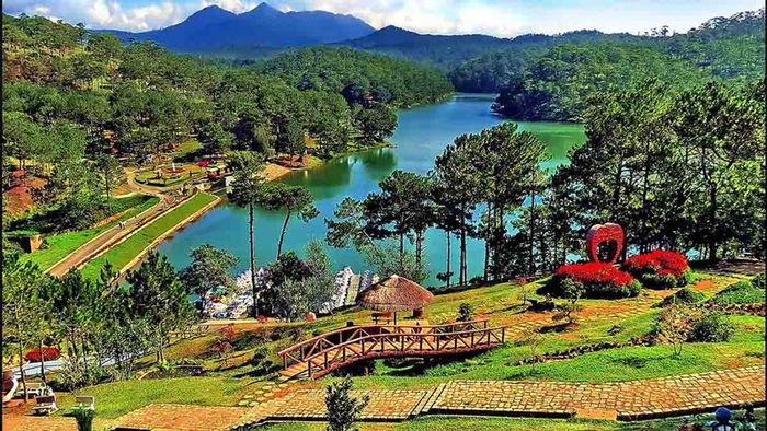 Bản đồ du lịch Việt Nam và những điểm đến nổi bật từ Bắc vào Nam.