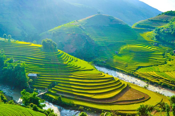 Bản đồ du lịch Việt Nam với những điểm đến đặc sắc kéo dài từ Bắc vào Nam.