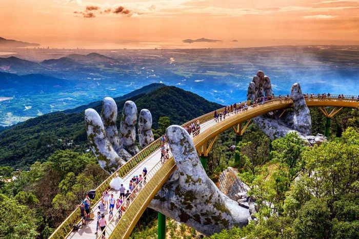 Bản đồ du lịch Việt Nam và các điểm đến nổi bật trải dài từ Bắc vào Nam.