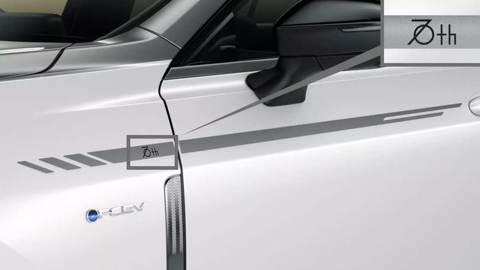 Toyota-Crown-Sedan-70th-Anniversary-Edition-Japan-7.jpg