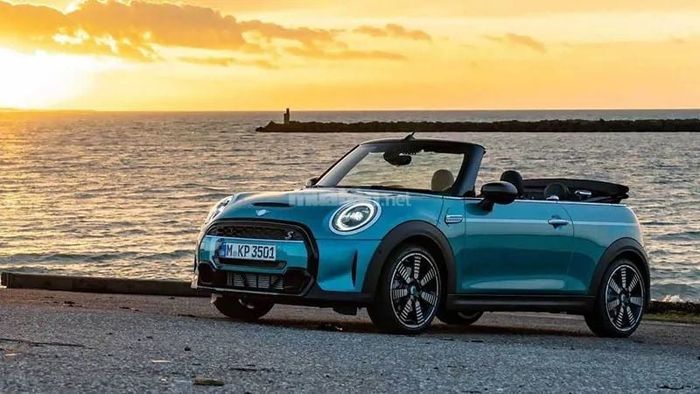 Giá của Mini Cooper Convertible hiện tại dao động từ 2,1 tỷ đến 2,3 tỷ.