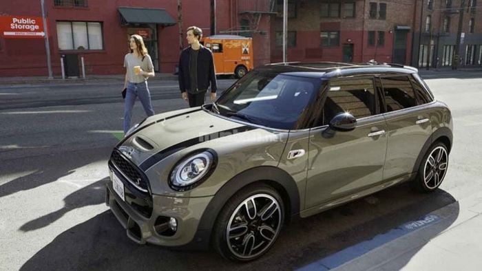 Giá của Mini Cooper S 5 cửa cao hơn so với các mẫu xe cùng phân khúc như Audi A3, Mercedes A Class.
