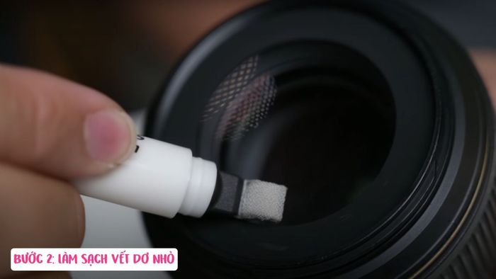 Hướng dẫn bảo quản ống kính đúng chuẩn và bước làm sạch thứ hai