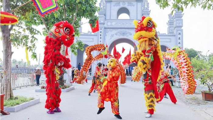 Lễ hội đền ông Hoàng Mười ở Nghệ An