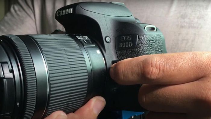 Hướng dẫn tháo ống kính máy ảnh DSLR đúng kỹ thuật – Bước 3