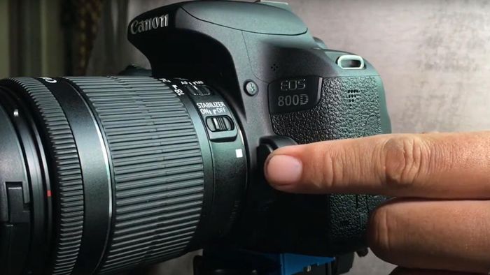 Hướng dẫn tháo ống kính máy ảnh DSLR đúng cách – Bước 2