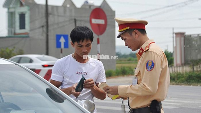 Liệu ô tô quá hạn đăng kiểm 1 ngày có bị xử phạt không và mức phạt cụ thể sẽ là gì?