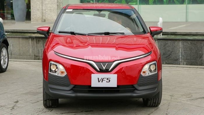 Đầu xe nổi bật với dải crom lớn tạo hình chữ V trải dài hai bên ôm lấy logo VinFast, tăng nét đặc trưng và sang trọng.
