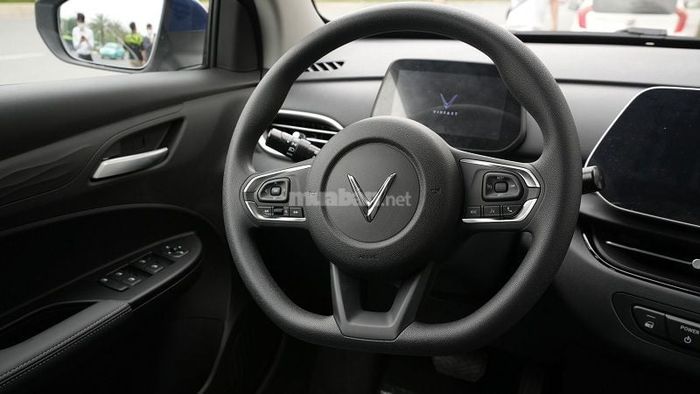 Vô lăng xe thiết kế 3 chấu thể thao, đáy vát và viền kim loại sáng bóng, tạo điểm nhấn sang trọng cho nội thất.