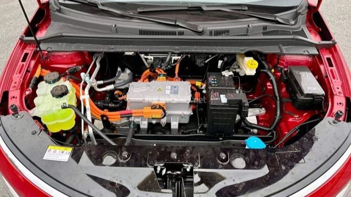 VinFast VF5 sở hữu công suất tối đa 100 kW (~134 mã lực) và mô-men xoắn cực đại 135 Nm, mang đến trải nghiệm vận hành êm ái.