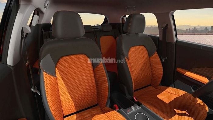 Ghế ngồi bọc da cao cấp với các đường chỉ may màu tương phản, tạo điểm nhấn nổi bật cho nội thất.
