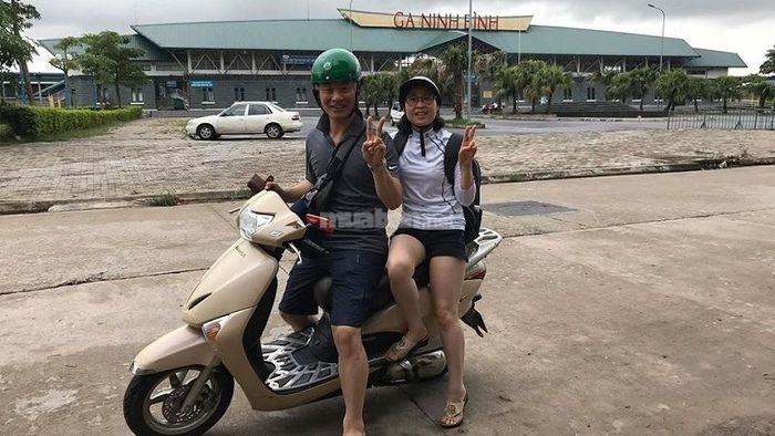 Cửa hàng cho thuê xe máy Ninh Bình của chị Trang nằm ngay đối diện ga Ninh Bình
