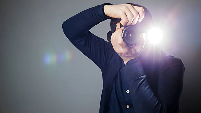 Cách sử dụng đèn flash máy ảnh và giải pháp khắc phục lỗi đèn quá sáng