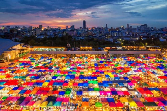 Khám phá các khu chợ đêm sầm uất nhất ở Bangkok