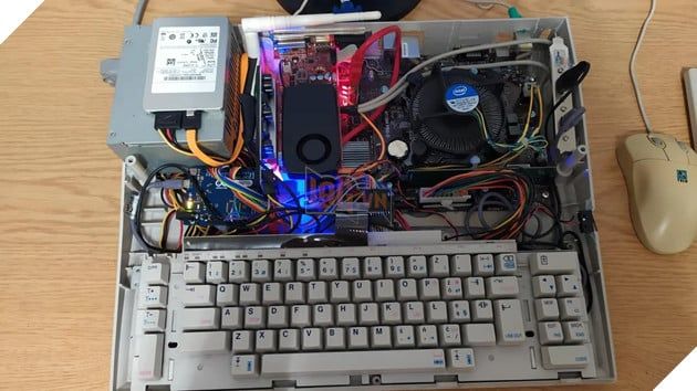Các linh kiện PC được lắp đặt tỉ mỉ vào bên trong vỏ máy đánh chữ.