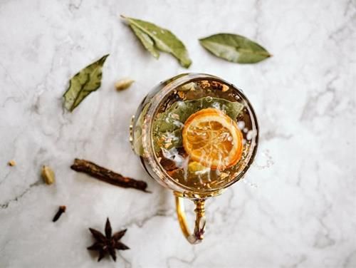 Uống trà lá nguyệt quế