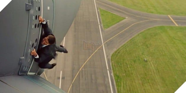 Hình ảnh Tom Cruise treo lơ lửng trên không trung trong một pha hành động đầy nguy hiểm.