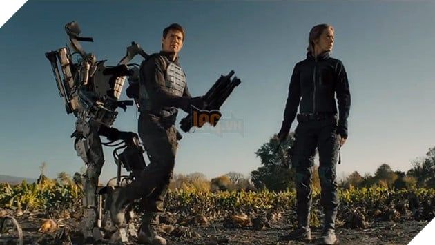 Bức ảnh của Tom Cruise bên cạnh bạn diễn của anh trong một cảnh quay hành động.