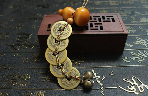 Đồng tiền Ngũ Đế là biểu tượng của sự tài lộc và may mắn, được coi là một trong những vật phẩm phong thủy mạnh mẽ. Người ta tin rằng việc treo hoặc đặt đồng tiền Ngũ Đế ở các vị trí thích hợp trong nhà giúp thu hút tiền tài và bảo vệ gia đình khỏi những xui xẻo.