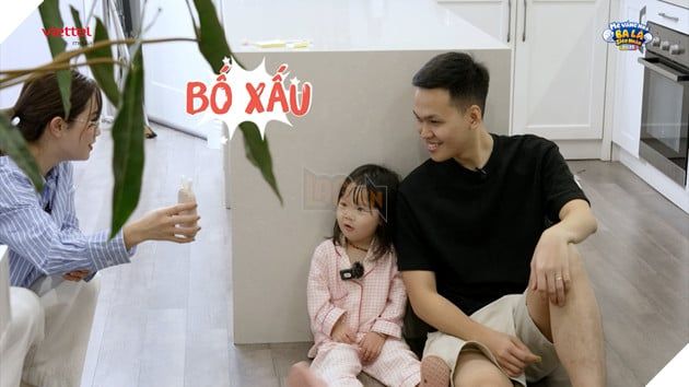“Huyền Thoại Đế Chế” Chim Sẻ Đi Nắng khéo léo nịnh vợ trên sóng truyền hình, cùng cô con gái 3 tuổi siêu đáng yêu.