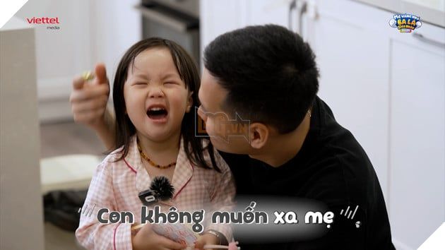 “Huyền Thoại Đế Chế” Chim Sẻ Đi Nắng khéo léo nịnh vợ trên sóng truyền hình, cùng cô con gái 3 tuổi siêu đáng yêu.