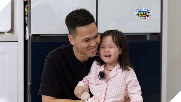 “Huyền Thoại Đế Chế” Chim Sẻ Đi Nắng một lần nữa thể hiện sự ngọt ngào với vợ trên sóng truyền hình, bên cô con gái 3 tuổi siêu đáng yêu.
