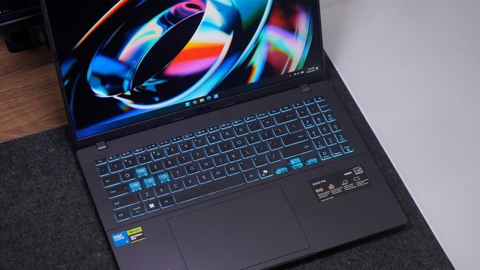 Gaming V16 nổi bật với bàn phím đèn nền xanh Turbo và các phím WASD trong suốt, mang lại trải nghiệm chơi game độc đáo.