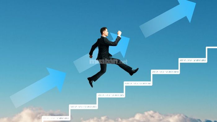 Con đường thăng tiến trong nghề copywriter được xác định rõ ràng và có thể đạt được với sự phát triển không ngừng trong các vai trò khác nhau.