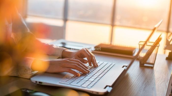 Copywriter là người trực tiếp tạo ra nội dung sáng tạo phục vụ cho các mục tiêu quảng cáo, truyền thông và tiếp thị.