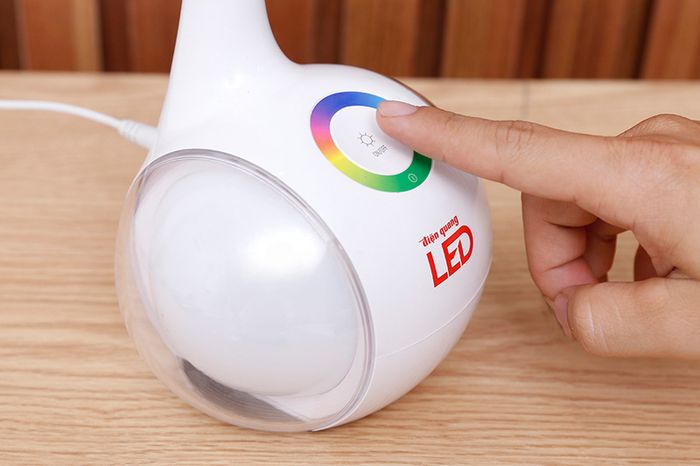 Điều khiển nhẹ nhàng - Đèn bàn ĐQ LDL06 5W