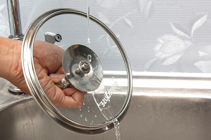 Nắp kính chịu nhiệt bền bỉ, tiện quan sát quá trình nấu, giúp giữ nhiệt và chất dinh dưỡng trong thực phẩm khi nấu.