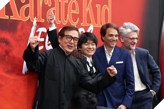 Thành Long cùng với đoàn làm phim Karate Kid: Legends trong buổi ra mắt bộ phim tại New York.