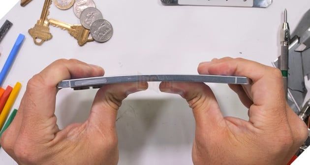 Galaxy S25 Edge không chỉ gây ấn tượng với thiết kế mỏng nhẹ mà còn chứng minh được độ bền vượt trội, khiến nhiều người phải ngạc nhiên.