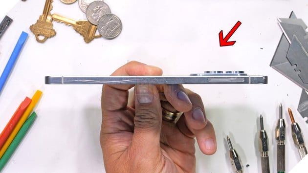 Galaxy S25 Edge mỏng chỉ 5,8mm đã vượt qua bài kiểm tra uốn cong cực kỳ khắc nghiệt.