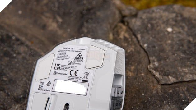 Feet chuột được thiết kế dày dặn, tạo cảm giác mượt mà khi di chuyển.