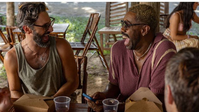 Marco Calvani trong vai Claude và Colman Domingo trong vai Danny trong The Four Seasons