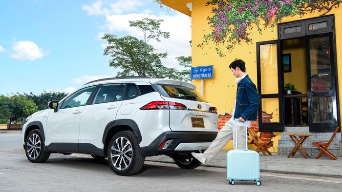 Corolla-Cross-HEV-lifestyle-(30).jpg