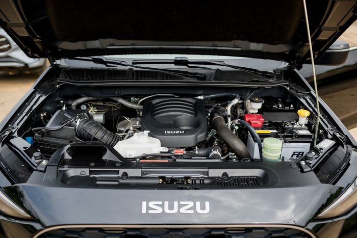 ISUZU mu-X 2025 (2).jpg