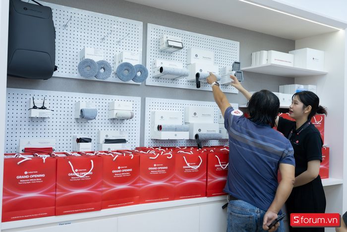 Đội ngũ nhân viên tại cửa hàng Roborock Flagship Store luôn sẵn sàng hỗ trợ và tư vấn tận tình cho khách hàng